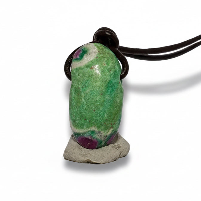 Rubin-Fukszit medál valódi bőrszálon