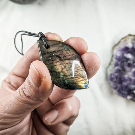 Madagaszkári multicolor Labradorit medál valódi bőrszálon IV