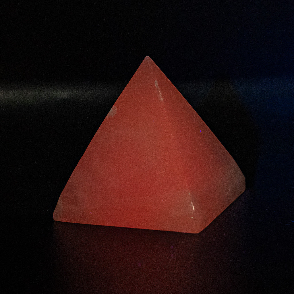 UV aktív Perui Mangano Kalcit piramis