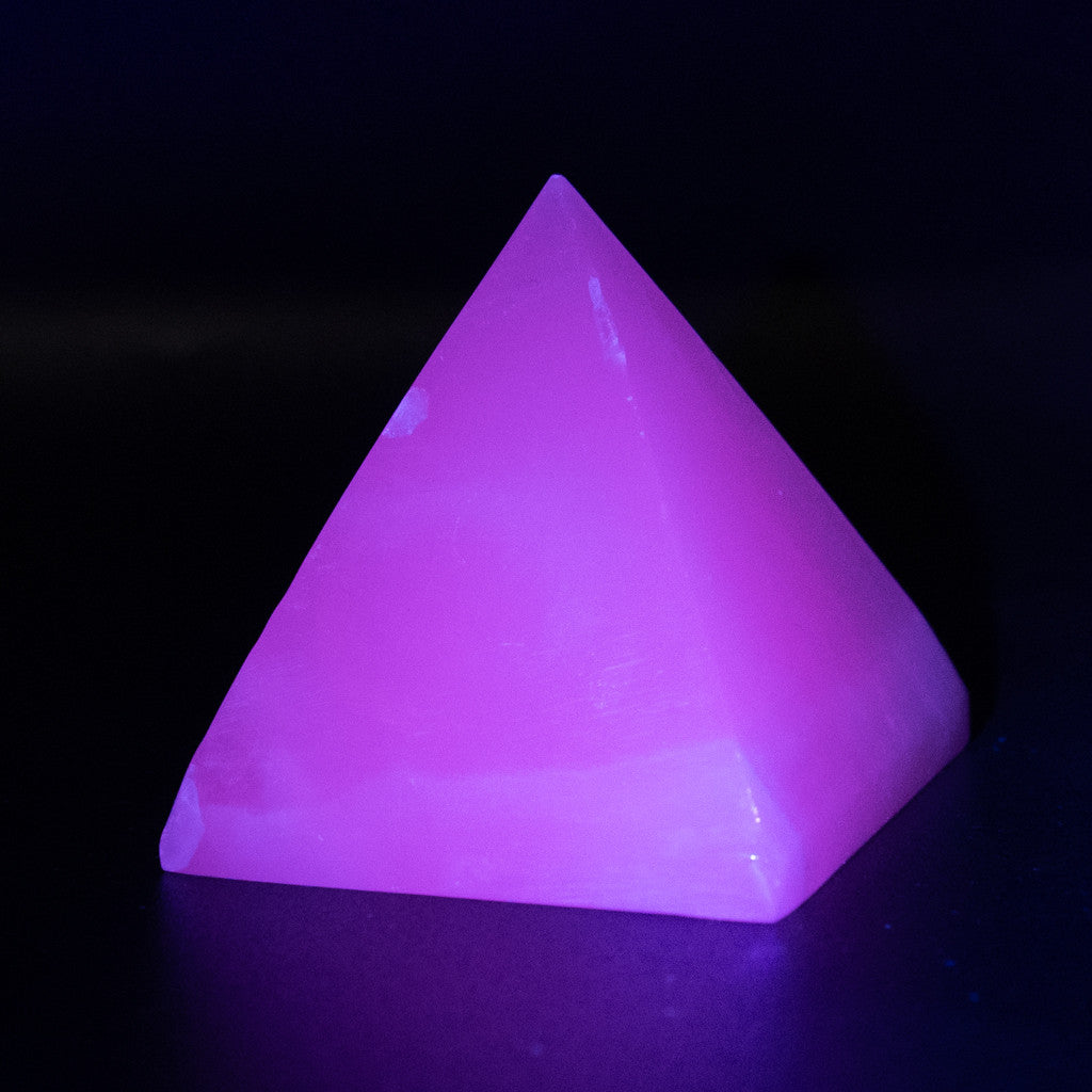 UV aktív Perui Mangano Kalcit piramis