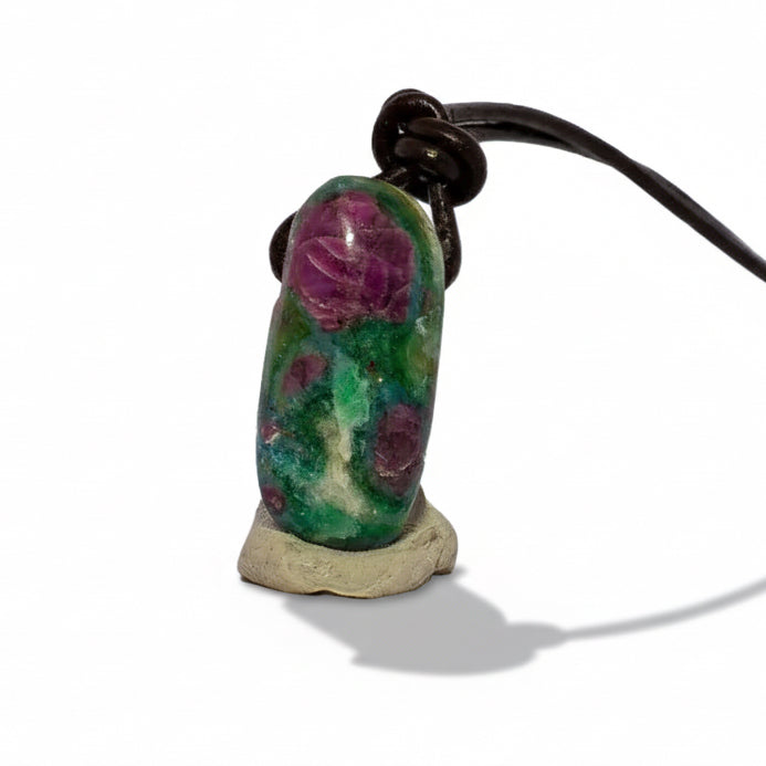 Rubin-Fukszit medál valódi bőrszálon III