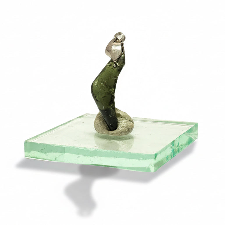 Csiszolt Csehországi Moldavit Hold medál