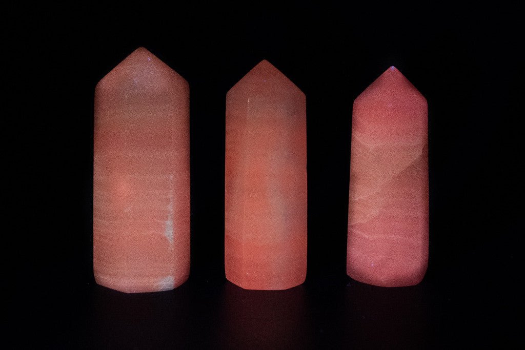 UV aktív Perui Mangano Kalcit csúcs - Fenrir Stone - A Valódi Ásványok Otthona