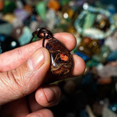 Vegyes színű Namíbiai Pietersit medál - Fenrir Stone - A Valódi Ásványok Otthona